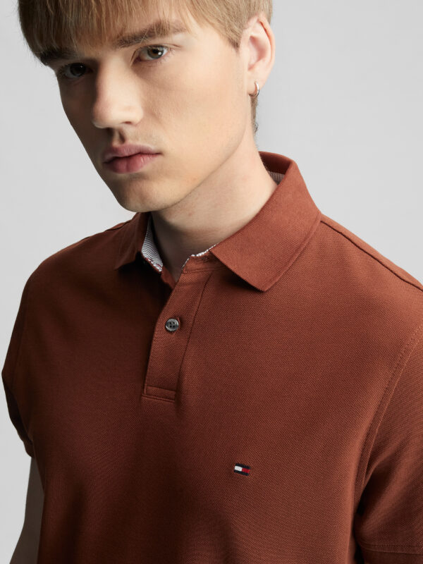 TOMMY HILFIGER | MENS POLO T-SHIRT | TIPPING ON COLLER & SELEEVES | EMBRAIDED LOGO ON CHEST | CHOCOLATE BROWN
